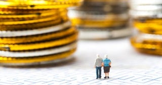 友人の両親は夫婦で年金を月「30万円」受け取っているそうです。一方、うちの両親は月「15万円」ほど…。同じ世代なのに、ここまで差がつくことはあるのでしょうか？ 平均的な年金額についても確認