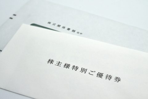 新幹線で帰省するたび、家族で「10万円」以上の出費がキツい！ 片道「50％割引」になる株主優待があると聞きましたが、本当なのでしょうか？ 交通費を抑えたい人向けの「鉄道銘柄6選」を紹介