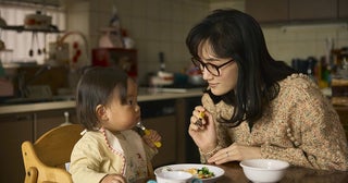 綾瀬はるかの“弁護士”と“三児の母”姿「ファーストボイス」新場面写真＆前田哲監督コメント
