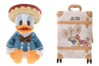 ディズニーストア『三人の騎士』のトラベルグッズ発売！陽気なドナルド達を描いた大容量バッグなど展開