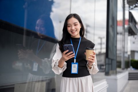 毎朝「スタバの700円のラテ」を買って出社する“手取り20万円”の後輩…「年間18万円をNISAに回せば」と言うと「そんなに増えないのに我慢したくない」そうですが、将来どれだけ増えますか？