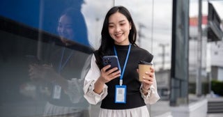 毎朝「スタバの700円のラテ」を買って出社する“手取り20万円”の後輩…「年間18万円をNISAに回せば」と言うと「そんなに増えないのに我慢したくない」そうですが、将来どれだけ増えますか？