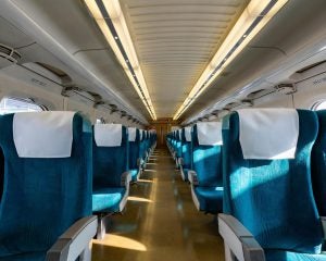 「地獄の2時間でした」新幹線で“ハズレ席”を引いた24歳男性の悲劇。特大スーツケースのせいで乗客が口論に…