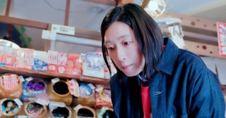 江口のりこ“恵”は駄菓子屋の名店『ぎふ屋』で小宮孝泰“店主”や客の少年と交流する＜ソロ活女子のススメ5＞