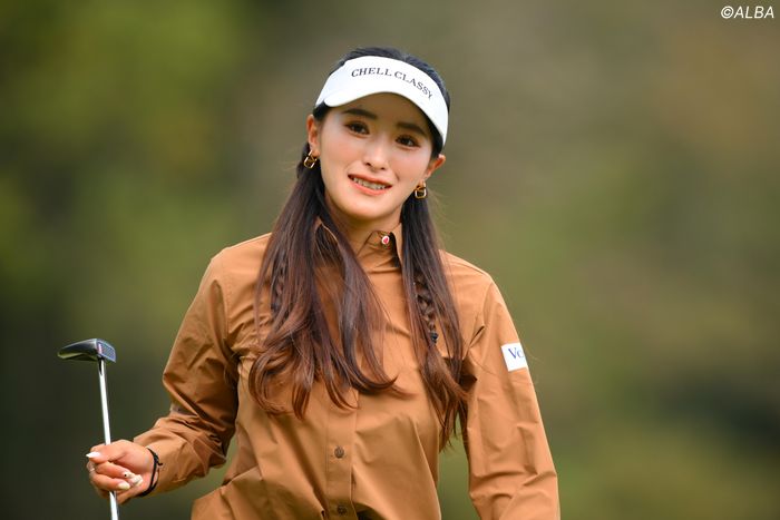 臼井麗香の秋色ロングシャツコーデ樋口久子 三菱電機レディスで見た女子プロウェア【編集部ファッションチェック】