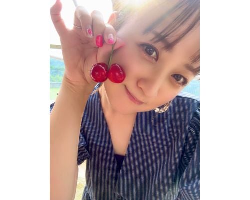  小松彩夏、真っ赤なさくらんぼと笑顔の自撮りショットに絶賛の声 