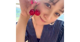  小松彩夏、真っ赤なさくらんぼと笑顔の自撮りショットに絶賛の声 