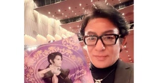  片岡愛之助、妻･藤原紀香と宝塚雪組公演観劇、朝美絢を絶賛 