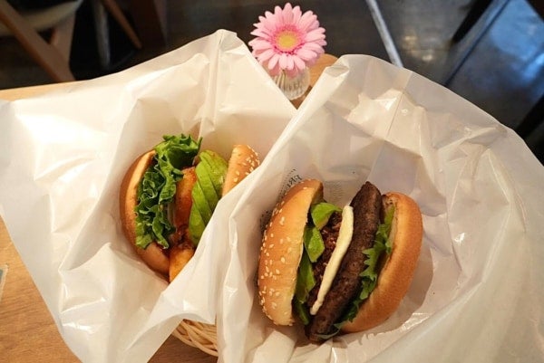 “生”アボカド1/2個の衝撃！フレッシュネスバーガーの“春限定バーガー”が贅沢すぎた
