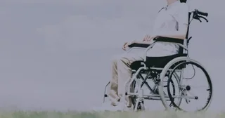 「外出時、車いすを使っている私。ホテルランチに行った帰り道、信号待ちで隣に並んだ男性が...」（京都府・30代女性）