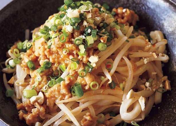 鶏ひき肉ともやしたっぷりであっさり味！「汁なし担担うどん」
