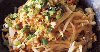 鶏ひき肉ともやしたっぷりであっさり味！「汁なし担担うどん」