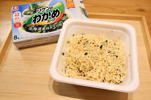 【わかめスープごつ盛り焼そば】コスパ最強の「ごつ盛り焼そば」をわかめスープの粉末で味つけした超お手軽の激ウマまぜそば！＜野島慎一郎のバカレシピ＞