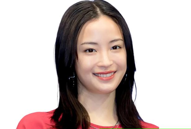 “透明感抜群”の美白美顔が端正…広瀬すず、大人のかわいさを見せたカットに「カワイイ〜」「最高綺麗」