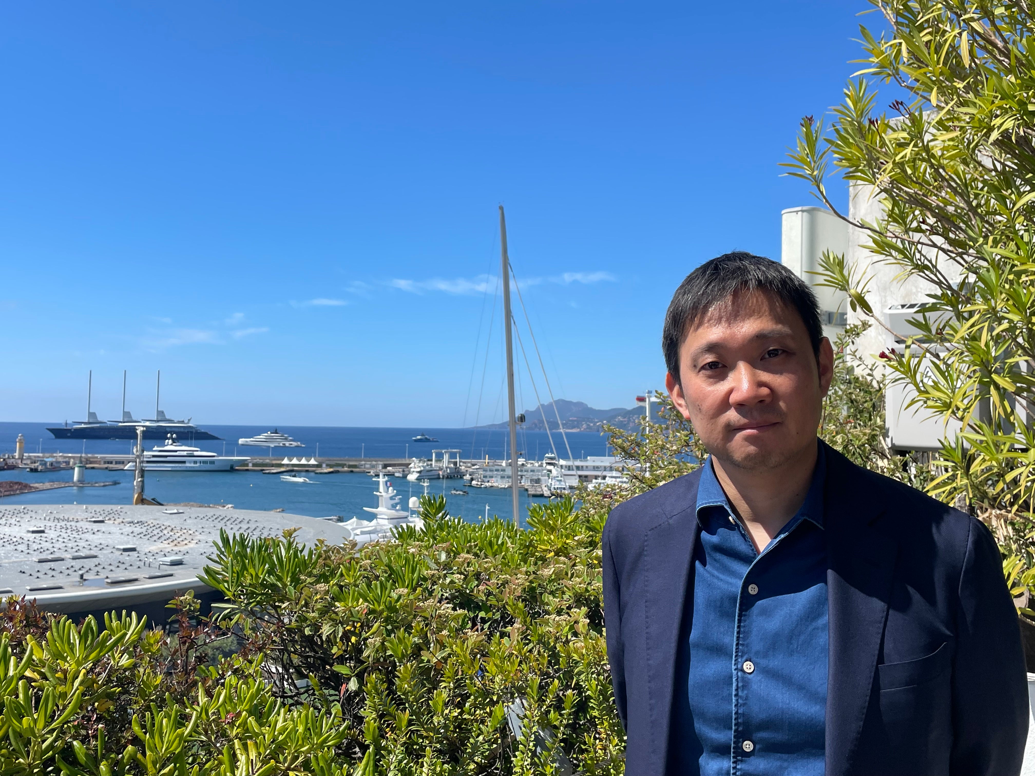 「急に具合が悪くなる」カンヌで濱口竜介監督に聞く初の日仏共同製作、身体感覚の重要性と多言語使用、196分という尺について