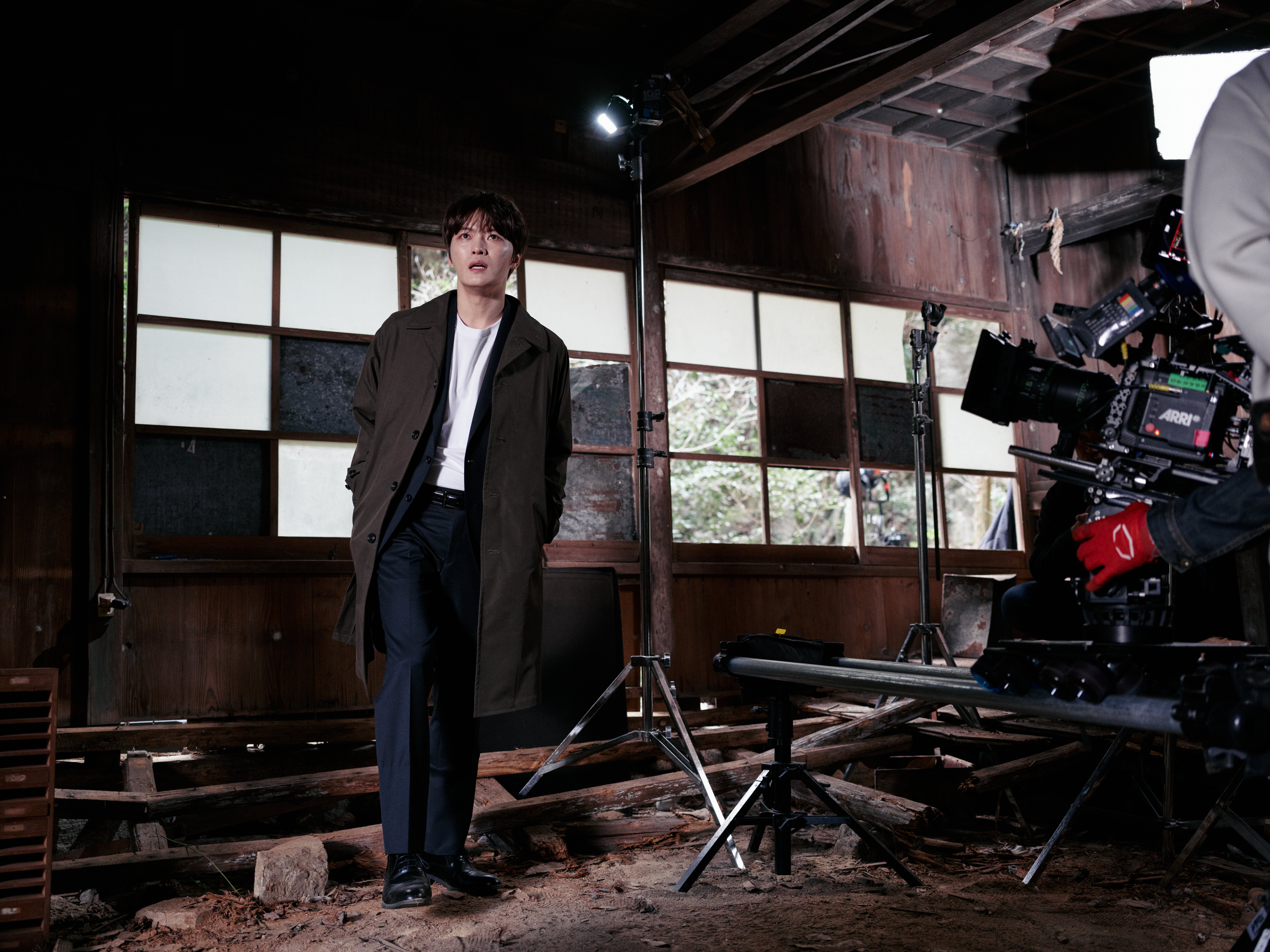 ジェジュンが廃神社での撮影に挑む「神社悪魔のささやき」メイキング写真公開新たな入場者特典も発表