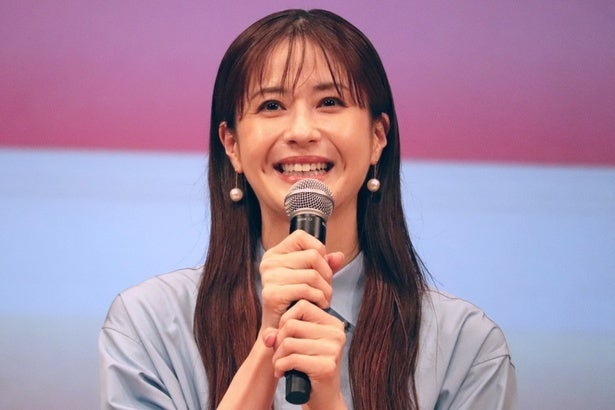 “メガネ西園寺さん”…松本若菜、おしゃれな“しごでき”コーデに「すてき」「スタイル良すぎ」の声＜西園寺さんは家事をしない＞