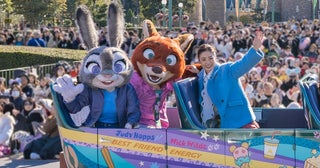 上戸彩、ディズニーランドにサプライズ登場 SPグリーティングに歓声