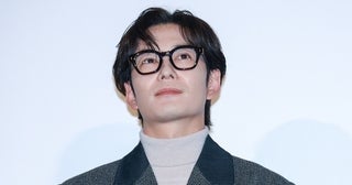 岡田将生、マフラー×メガネの横顔ショットに「冬服の岡田将生の臨時供給ありがとう」とファン歓喜の声