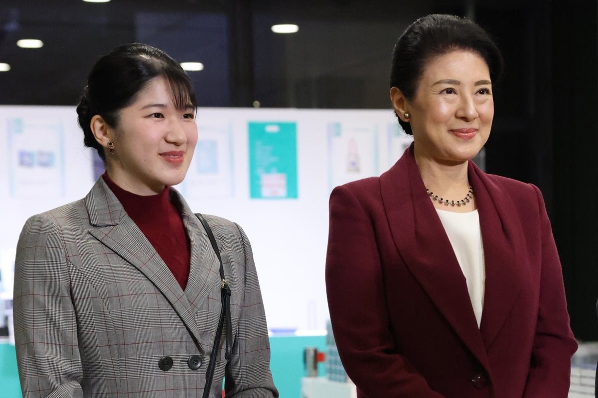 《お手振り時に親指を曲げる》《右手で左手を覆う》…雅子さまと愛子さま皇室担当記者が感じる「親子そっくり仕草」5選