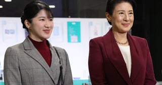 《お手振り時に親指を曲げる》《右手で左手を覆う》…雅子さまと愛子さま皇室担当記者が感じる「親子そっくり仕草」5選