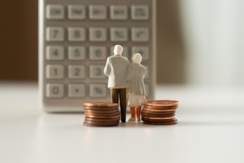 50代の友人から「退職までに3000万円貯まった」と聞いて焦り…！ わが家の貯金は「1000万円」ですが、同年代と比べると少ないのでしょうか？ 今からでも老後資金は間に合いますか？