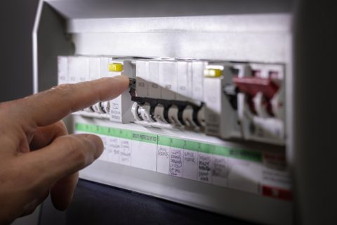 1週間ほど帰省する予定なのですが、妻に「その間の自宅の電気代も気になる」と言われました。留守にしているだけならそこまでかからない気もしますが、ブレーカーなど落としていくべきでしょうか？