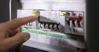 1週間ほど帰省する予定なのですが、妻に「その間の自宅の電気代も気になる」と言われました。留守にしているだけならそこまでかからない気もしますが、ブレーカーなど落としていくべきでしょうか？