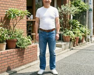 「ダサい中年男性」がやりがちな“白Tシャツの着こなし”。デニムと組み合わせた定番スタイルにも注意点が