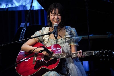 吉川茉優、初のワンマンライブを開催「雪時計」をはじめ新曲3曲を初披露、初のギター弾き語りも