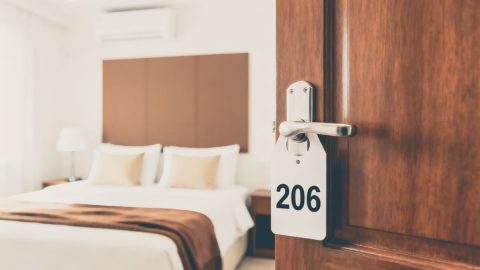 旅行先のホテルに友人を「部屋に呼んだだけ」なのに「2名分の宿泊料」を請求された！ 「宿泊してない」と言っても払わないといけないの？