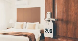 旅行先のホテルに友人を「部屋に呼んだだけ」なのに「2名分の宿泊料」を請求された！ 「宿泊してない」と言っても払わないといけないの？