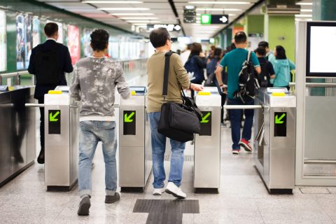 「通勤定期」を使って、仕事が休みの日に遊びに行く娘。通勤以外の目的で使った場合、不正利用にはならないの？