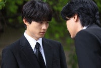 『告白－25年目の秘密－』第7話 “爽太”松村北斗、刑事“佐倉”玉山鉄二から任意同行を求められる