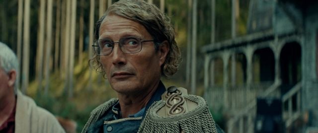 マッツ・ミケルセン「さよなら、僕の英雄」でビートルズ風衣装をまとった本編映像＆新場面写真公開！