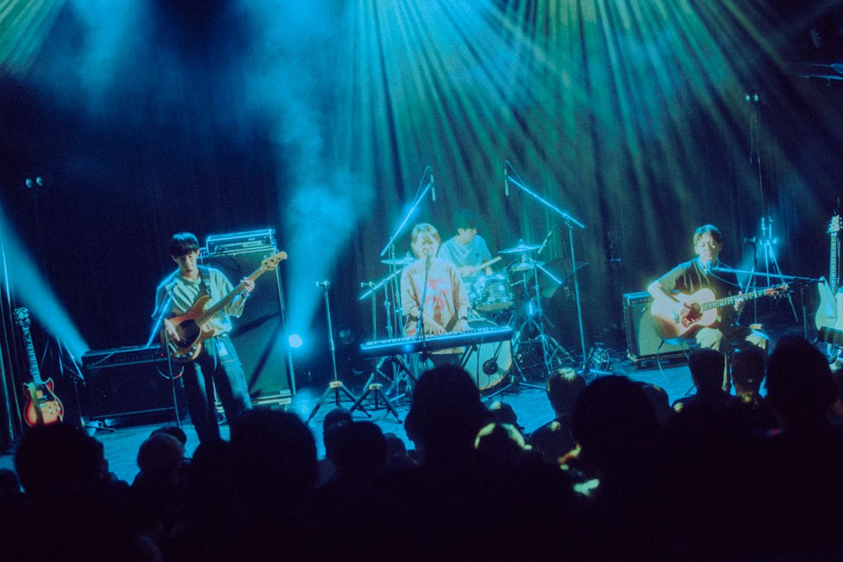 tiny yawn、敬愛するPredawnを迎えたツアー東京公演をレポート「嘘も虚飾も見栄もない」まっすぐなアンサンブルが響いた夜