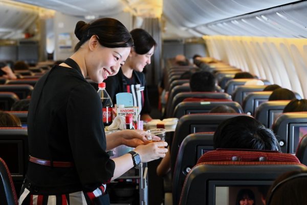 JALグループ、CA・地上係員のスニーカー着用解禁11月13日から