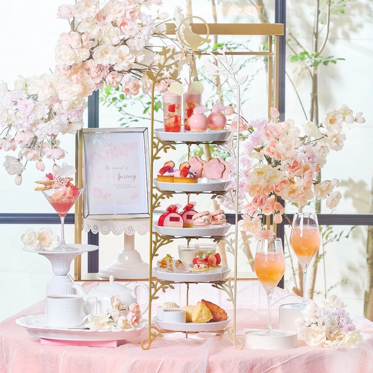 大聖堂を臨むストリングスホテル 名古屋で桜色のいちごアフタヌーンティー。春を感じるスイーツでリッチな体験を