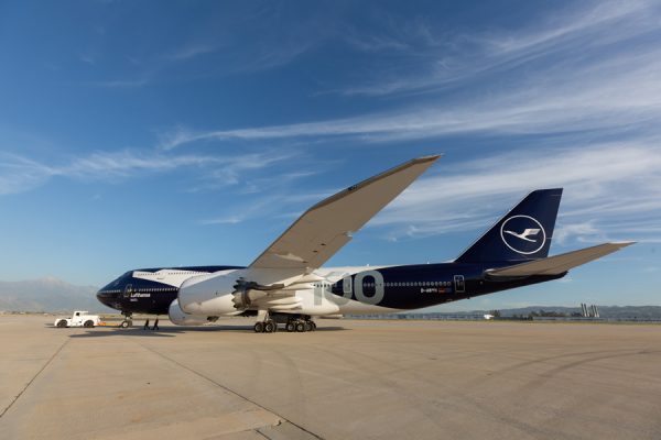 ルフトハンザ・ドイツ航空、100周年記念塗装の747-8型機をお披露目