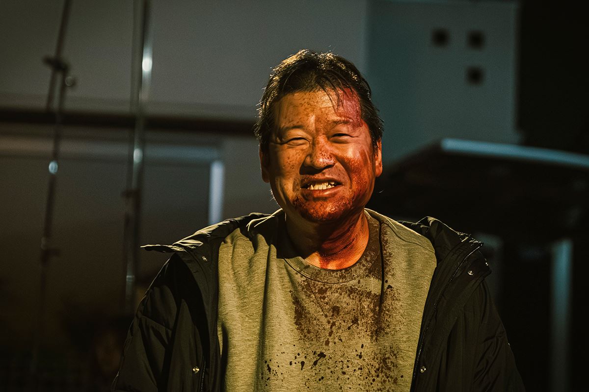 佐藤二朗が血まみれで笑顔！ 映画『名無し』劇中とのギャップに驚くメイキング映像＆写真公開