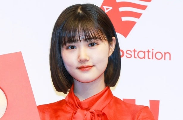 原菜乃華、ワインレッド色のワンピース姿で透明感抜群の眩しい姿に「かわい過ぎ」と反響