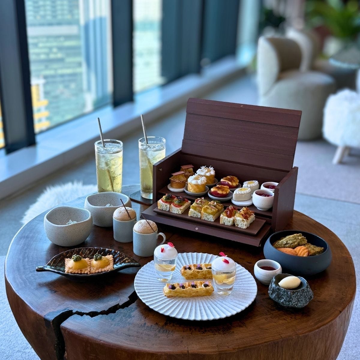 1 Hotel Tokyo「桃のアフタヌーンティー」を実食レポ。38階からの絶景とともに、コース仕立ての贅沢体験を