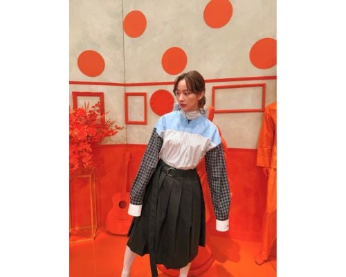  のん、水色×ストライプ×チェックの個性派コーデ披露 