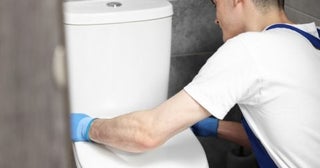 トイレで漏水が発生。業者を呼んだところ、緊急対応と工事費で「10万円」を請求されました。さすがに高すぎる気がしますが妥当な金額なのでしょうか？