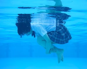 「今でも女子たちが怖い」写真家・青山裕企が20年間“制服少女を撮り続ける”理由。コンプレックスは乗り越えるものではない