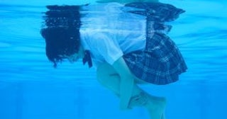 「今でも女子たちが怖い」写真家・青山裕企が20年間“制服少女を撮り続ける”理由。コンプレックスは乗り越えるものではない