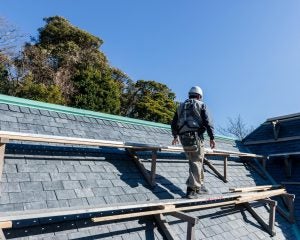 “日給1万円のバイト先”で見た地獄絵図「朝7時にレモンサワーを飲んでいた」「屋根の上での作業中に飲酒を強要され…」――大反響セレクション