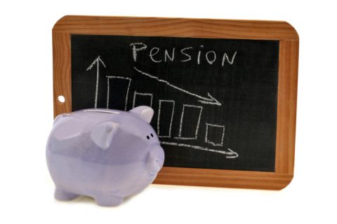年金を受給しながら働く場合、支給される年金額が減額されることはありますか？年金受給中に働くデメリットを教えてください。