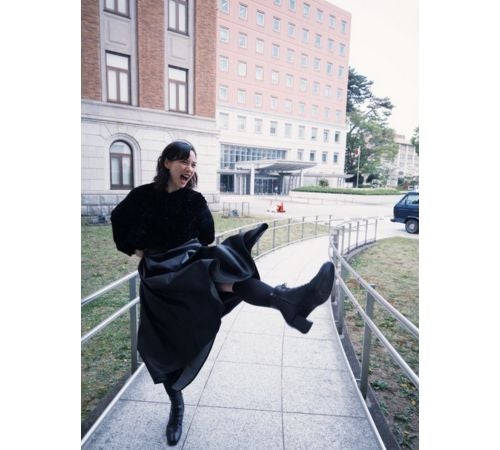  のん、ロングスカートで豪快キックショット公開 