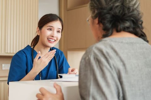 80歳で“持病のある母”との同居を検討中…わが家は「世帯年収800万円」ですが、母を扶養に入れると“本人の窓口負担”も「3割」になりますか？ 負担割合が変わる要件を確認